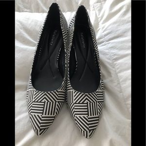 Black & white geometric high heel pumps